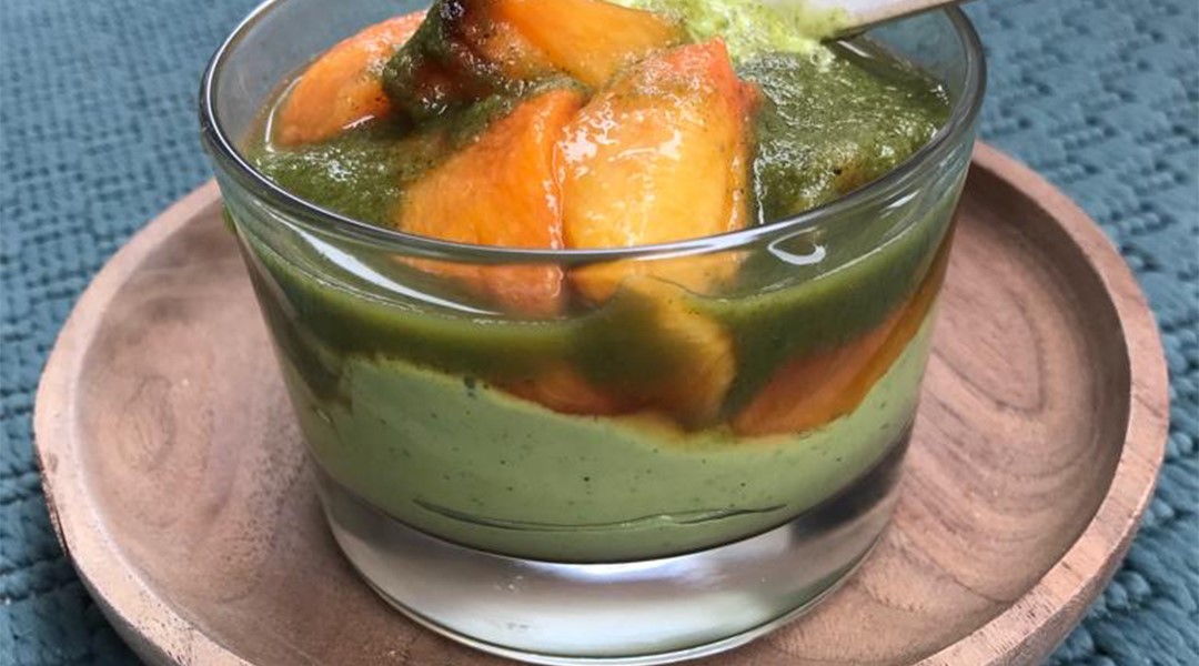 Pêches rôties sur crème d'avocat